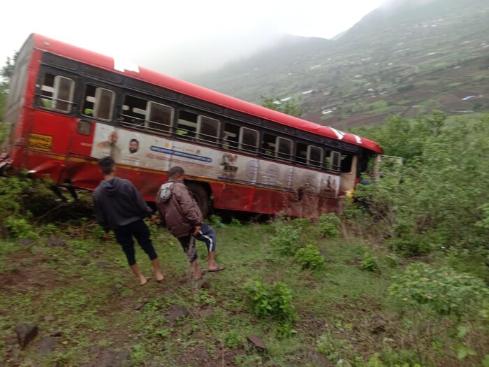 प्रतिनिधी लक्ष्मण घाटोळ नाशिक : राज्यात अपघातांची मालिका सुरूच आहे. एकीककडे समृद्धी महामार्गावर पुन्हा एकदा अपघात झाला. तर दुसरीकडे वणी घाटात बस कोसळल्याची धक्कादायक घटना समोर आली आहे. 