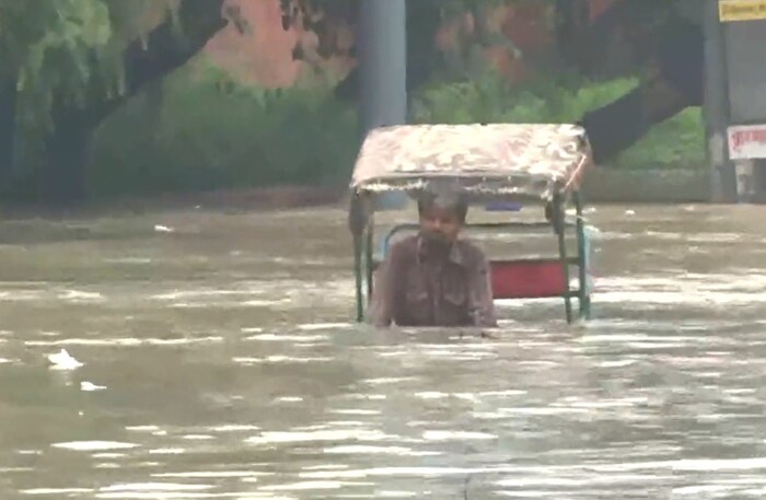 त्यानंतर दिल्लीतील सर्व शाळा, महाविद्यालये आणि विद्यापीठे रविवारपर्यंत बंद करण्यात आली आहेत. दिल्ली आपत्ती व्यवस्थापन प्राधिकरणाच्या बैठकीत हा निर्णय घेण्यात आला. मुख्यमंत्री अरविंद केजरीवाल यांनी ही माहिती दिली.