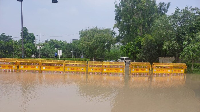 मुख्यमंत्री अरविंद केजरीवाल यांनी जनतेला एकमेकांना मदत करण्याचे आवाहन केले आहे. दरम्यान, यमुनेचे पाणी सखल भागात गेल्याने पिण्याच्या पाण्याचीही टंचाई निर्माण झाल्याच्या बातम्या अनेक ठिकाणाहून येत आहेत.