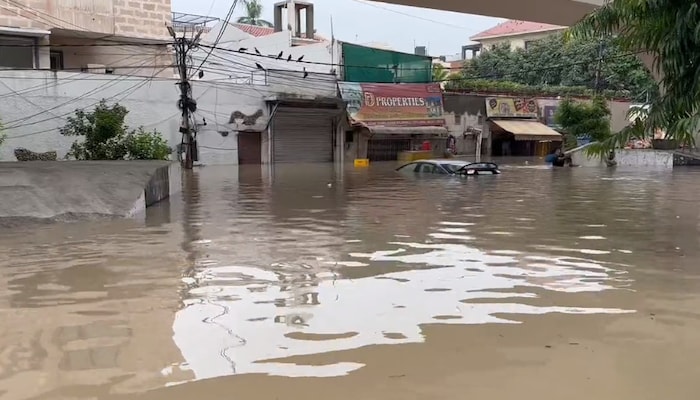 यापैकी सुमारे 140 गाड्या रद्द करण्यात आल्या आहेत. याशिवाय, DMRC ने यमुना बँक मेट्रो स्टेशनवर प्रवेश प्रतिबंधित केला आहे. 