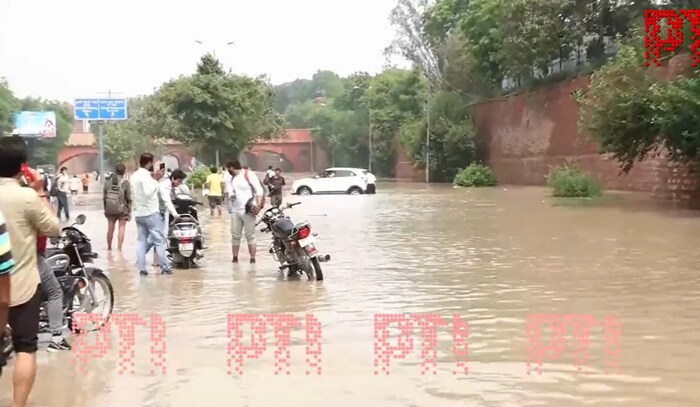  यमुनेच्या वाढत्या पाण्याच्या पातळीचा राजधानीकडे येणाऱ्या-जाणाऱ्या ३४२ गाड्यांवरही परिणाम झाला आहे. 