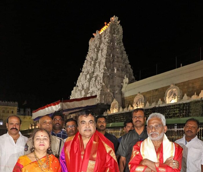 गडकरी यांनी आज सकाळी सहपरिवार बालाजी मंदिराला भेट देत दर्शन घेतलं.