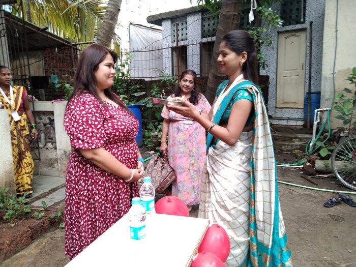  शाळेतला मुलांबरोबर बर्थडे सेलिब्रेट करायला गेलेल्या अक्षयाचं तिथं स्वागत करण्यात आलं. तिला ओवाळण्यात आलं. सगळा शिक्षकवृंद आणि विद्यार्थ्यांनी अक्षयाला खास बर्थडे विश केलं. केक कटिंग केलं.