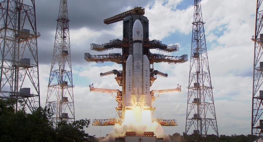 भारताचं सर्वात वजनदार रॉकेट असलेल्या जिओसिंक्रोनस लॉन्च व्हेईकल मार्क तीनद्वारे चांद्रयान-3 चं लॉन्च झालं. चांद्रयान-3 चा फोकस चंद्राच्या पृष्ठभागावर सुरक्षित लँडिंग करण्यावर आहे. 