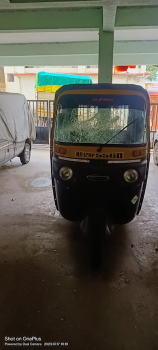 या तोडफोडीत दोन चार चाकी, एक रिक्षा, दोन दुचाकी आणि एक टँकर अशा वाहनांचे नुकसान झालं आहे. 