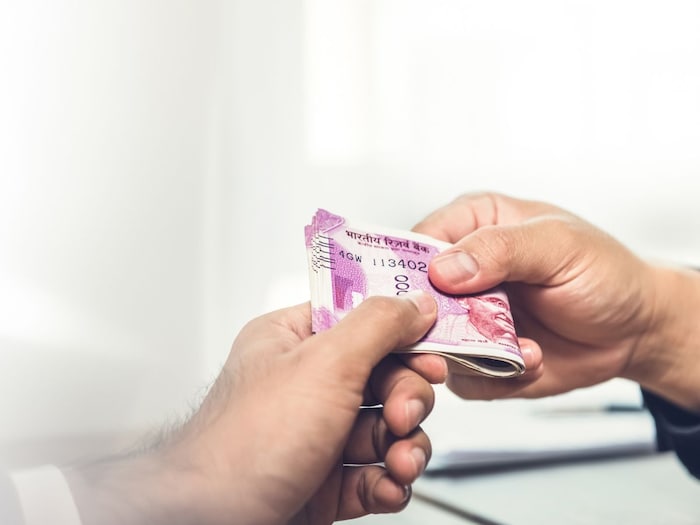 अनेकांना उधार दिलेले पैसे किंवा सामान मागायलाही लाज वाटते. पण यासाठी बिलकुल लाजू नका. आपले पैसे, वस्तू वेळेत मागून घ्या.