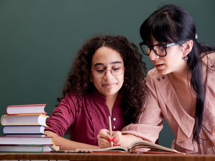 आपलं आयुष्य चांगलं बनवण्यासाठी शिक्षणाची गरज असते. त्यामुळे गुरू किंवा शिक्षकांकडे शिक्षण घेताना बिलकुल लाजू नका.