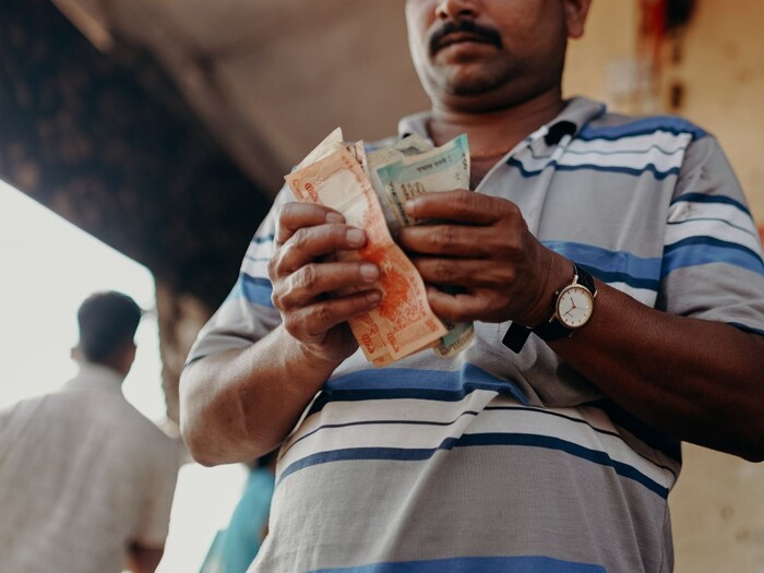 धन कमावताना लाज बाळगू नका. चांगल्या, आरामदायी आणि सुथी आयुष्यासाठी धनाची आवश्यकता असते. आपल्या सर्व गरजा पैशांशी संबंधित आहेत.