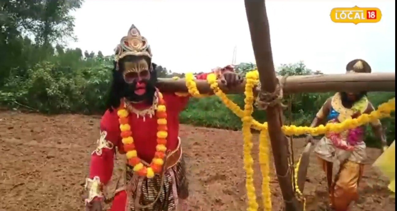 श्रीकृष्ण चैतन्य संगमाचे अध्यक्ष कल्याणम् अप्पा राव यांच्या मार्गदर्शनाखाली शेतकऱ्यांनी शेतात नुकतीच भाताची लागवड सुरू केली. यासाठी शेतकऱ्यांनी आपला पोशाख बदलून भगवान श्रीराम, हनुमान, अंगद, सुग्रीव आणि जांबुवतांसारखा पेहराव केला. 