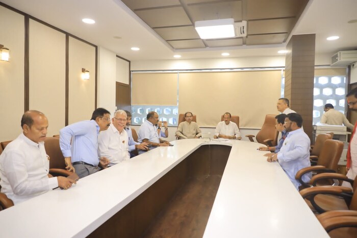 अजित पवार यांची भेट घेऊन चांगलं कामं करावं असं उद्धव ठाकरे यांनी या भेटीवेळी म्हटलं.