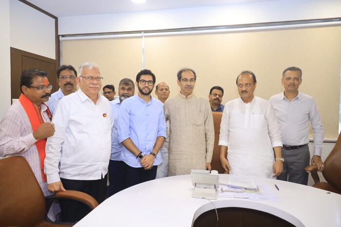 माजी मुख्यमंत्री उद्धव ठाकरे यांनी आज विधानभवनातील उपमुख्यमंत्री अजित पवार यांच्या दालनात जाऊन उपमुख्यमंत्र्यांची सदिच्छा भेट होती. 