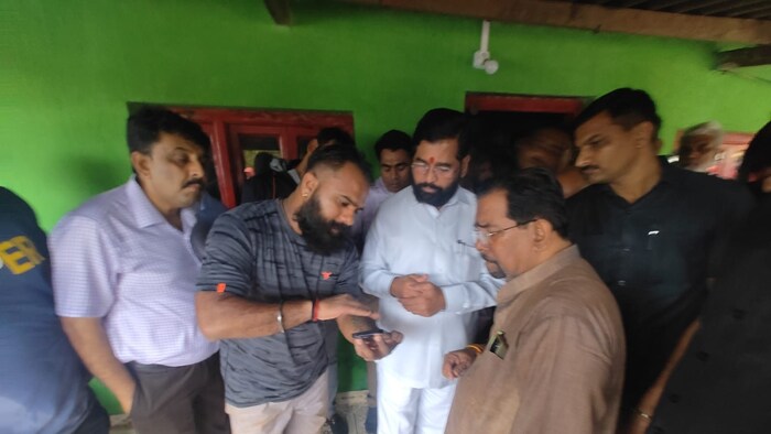 मुख्यमंत्री एकनाथ शिंदे यांनी घटनास्थळी दाखल झाले. तिथली परिस्थिती पाहिली, त्यांनी NDRF, आपत्कालीन विभागाला महत्त्वाच्या सूचना दिल्या आहेत.