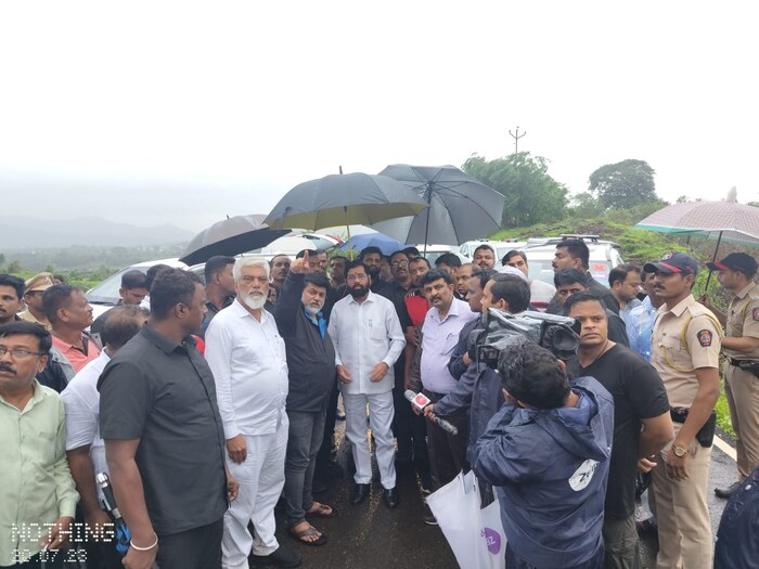 उदय जाधव, प्रतिनिधी रायगड, 26 जुलै : इर्शाळवाडीमध्ये रात्री साखरझोपेत असताना दरड कोसळली आणि अख्खं गाव जमीनदोस्त झाली. काही लोक सुदैवानं वाचले तर जवळपास 16-17 घरं दरड कोसळून जमीनदोस्त झाली.