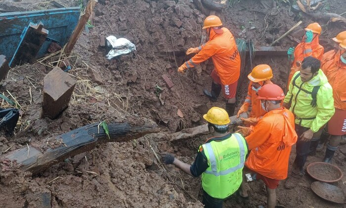 इर्शाळवाडी इथे दरड बुधवारी रात्री उशिरा दरड कोसळली होती. त्यानंतर बुधवारी पहाटेपासून इथे NDRF ची टीम बचावकार्य करत आहे. 