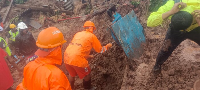 डोक्यावर पाऊस आणि अनेक अडचणी तरीसुद्धा अविरतपणे NDRF चे जवान कामाला लागले आहेत. 