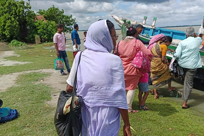 गौरी देवींनी सांगितलं, की 'मी 45 वर्षांपासून हावडा जिल्ह्याच्या रूपनारायण नदीच्या काठावरच्या नागरिकांसोबत काम करत आहे. रोज मी रूपनारायण नदी पार करून तामलूक शहरात येते'.