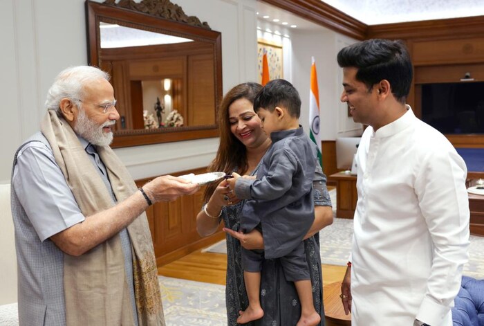 मुख्यमंत्री शिंदे यांचे वडील, पत्नी मुलगा, सून, नातू यांनी आज पंतप्रधान मोदी यांची दिल्लीत भेट घेतली. ही सदिच्छा भेट होती अशी माहिती मुख्यमंत्री शिंदे यांनी दिली.