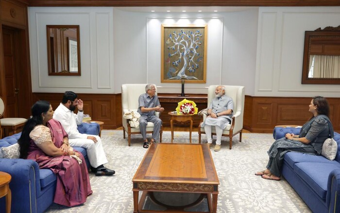 पंतप्रधान यांच्याशी भेटीत काय चर्चा झाली याबाबत बोलताना मुख्यमंत्री शिंदे म्हणाले की, ही सदिच्छा भेट होती, कुटुंबियांनी भेटण्याची ईच्छा व्यक्त केली होती. यात कोणतीही राजकीय चर्चा झाली नाही.