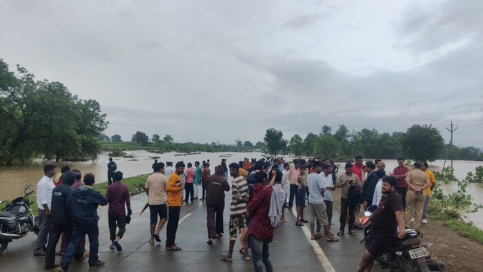 तसंच आर्णी तालुक्यातील कवठा बाजारच्या पुरात अडकलेल्या दोघा जणांसाठी बचावकार्य सुरू करण्यात आलं. 