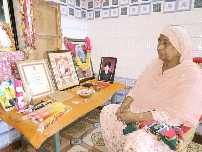 बलविंदर सिंह यांच्या आईच्या म्हणण्यानुसार, वयाच्या 19 व्या वर्षी कारगिल युद्धाच्या सुरुवातीच्या टप्प्यात बलविंदर सिंग हे शहीद झाले होते. 5 जानेवारीला जेव्हा भारतात शत्रू घुसखोरी करत होते, त्यावेळी बलविंदर सिंग यांना एका बोगद्यावर दोन शत्रू दहशतवादी दिसले. 