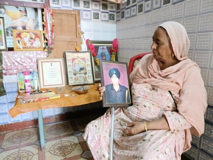 त्यांच्या परिवारातील दोन तरुण हे भारतीय सैन्यदलात आहेत आणि त्यांच्या शेजारी राहणारे तरुणही सैन्यदलात दाखल झाले आहेत. युवकांनी अंमली पदार्थांचे व्यसन सोडून देशाच्या रक्षणासाठी आपले योगदान द्यावे, असे ते म्हणाले. शहीद बलविंदर सिंह यांच्याबाबत जो निर्णय त्यांच्या आईने घेतला ते त्याचे स्वागत करतात, असेही ते म्हणाले. 