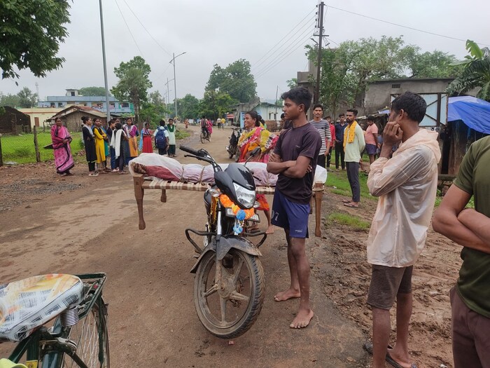 अतिदुर्गम भागातील हे चित्र कधी बदलणार असा प्रश्न आता उपस्थित झाला आहे. 