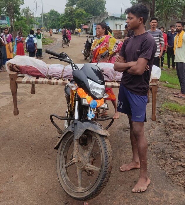  रुग्णवाहीकाच न मिळाल्याने खाटेवर मृतदेह टाकुन खाट मोटरसायकलला बांधुन नेण्यात आली. 