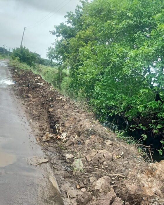 हुपरी शहराला जाणारा हा रस्ता असून रस्त्यावर मोठे भगदाढ पडल्याने इंगळी गावच्या ग्रामस्थांना पर्यायी मार्गाचा अवलंब करावा लागत आहे.
