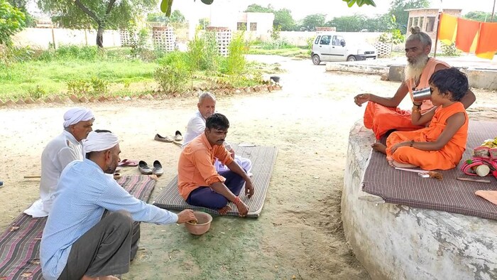 ही संपूर्ण घटना बाबा चांदपुरी श्री श्री 1008 महाराजांच्या डेऱ्यातील आहे. इथे हा लहान मुलगा सकाळी उठायचा आणि गावात भिक्षा मागायचा. हा छोटा साधू सोमवार गिरी महाराजांसोबत राहायचा. सोमवार गिरी महाराज यांचे म्हणणे आहे की, साधूंनी मुलाचे नावही ठेवले होते. 