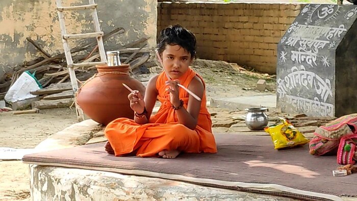 आता या मुलाचे नाव शंकर गिरी असे ठेवण्यात आले आहे. तर त्याचे पहिले नाव अमीर असे होते. हा मुलगा साडेपाच वर्षांचा असताना त्याच्या वडिलांनी त्याला कनोह गावात असलेल्या साधूंच्या डेऱ्यात दान केले होते. तेव्हापासून तो त्यांच्यासोबत राहत होता. 