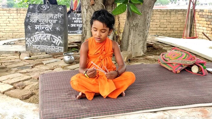 यासोबत या मुलाला येथे कसे आणले असे विचारले असता, गुरूंनी त्याला इथे आणले, असे त्याने सांगितले. तर पोलीस ठाण्याचे प्रभारी कृष्ण कुमार यांनी सांगितले की, त्यांना याबाबतची माहिती मिळाली होती. 