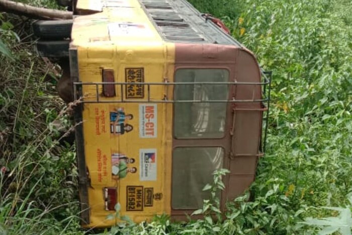 घोडेगाव-जुन्नर रस्त्यावर गिरवली गावाच्या पुढे एका अवघड वळणावर एसटी बस क्रमांक एमएच 14 बीटी 1582 घसरली आणि गाडी कठडे तोडून पुलावरुन खाली कोसळली. 