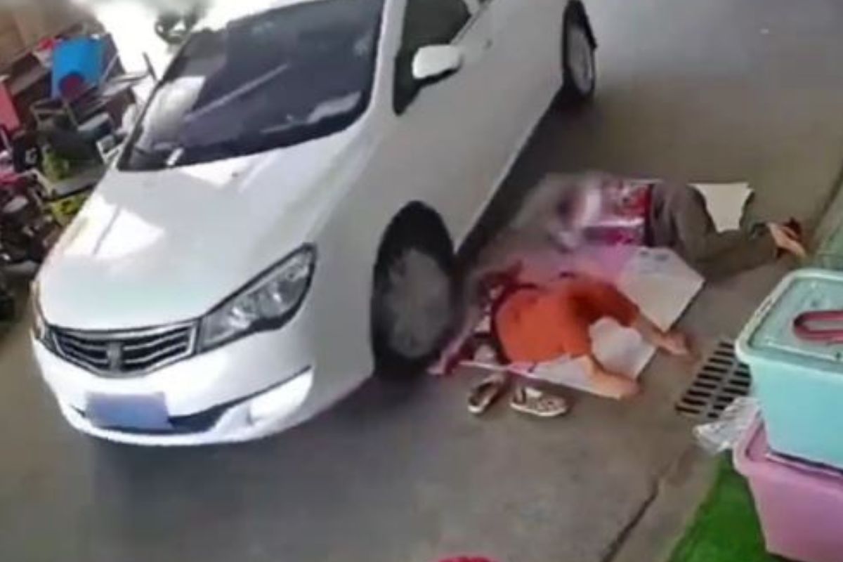 कारचं चाक डोक्यावरुन गेलं