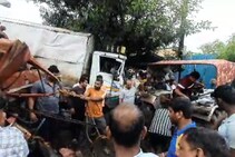 पुणे- नाशिक महामार्गावर विचित्र अपघात; चालकाला खेचून बाहेर काढलं, वाहतूक कोंडी