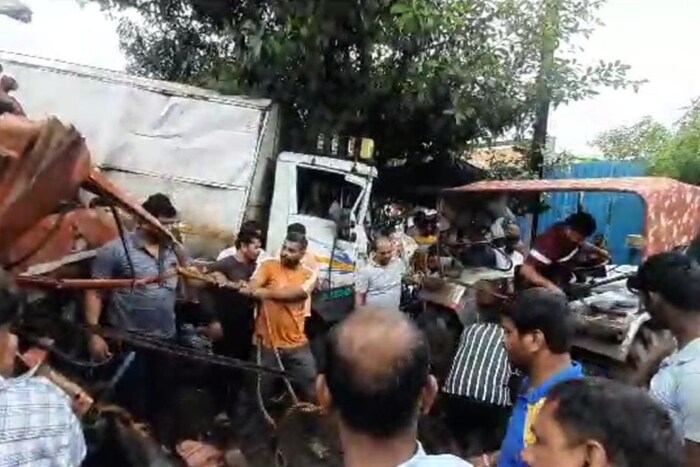 हा अपघात झाल्याने पुणे-नाशिक महामार्गावर मोठी वाहतूक कोंडी झाली आहे. 