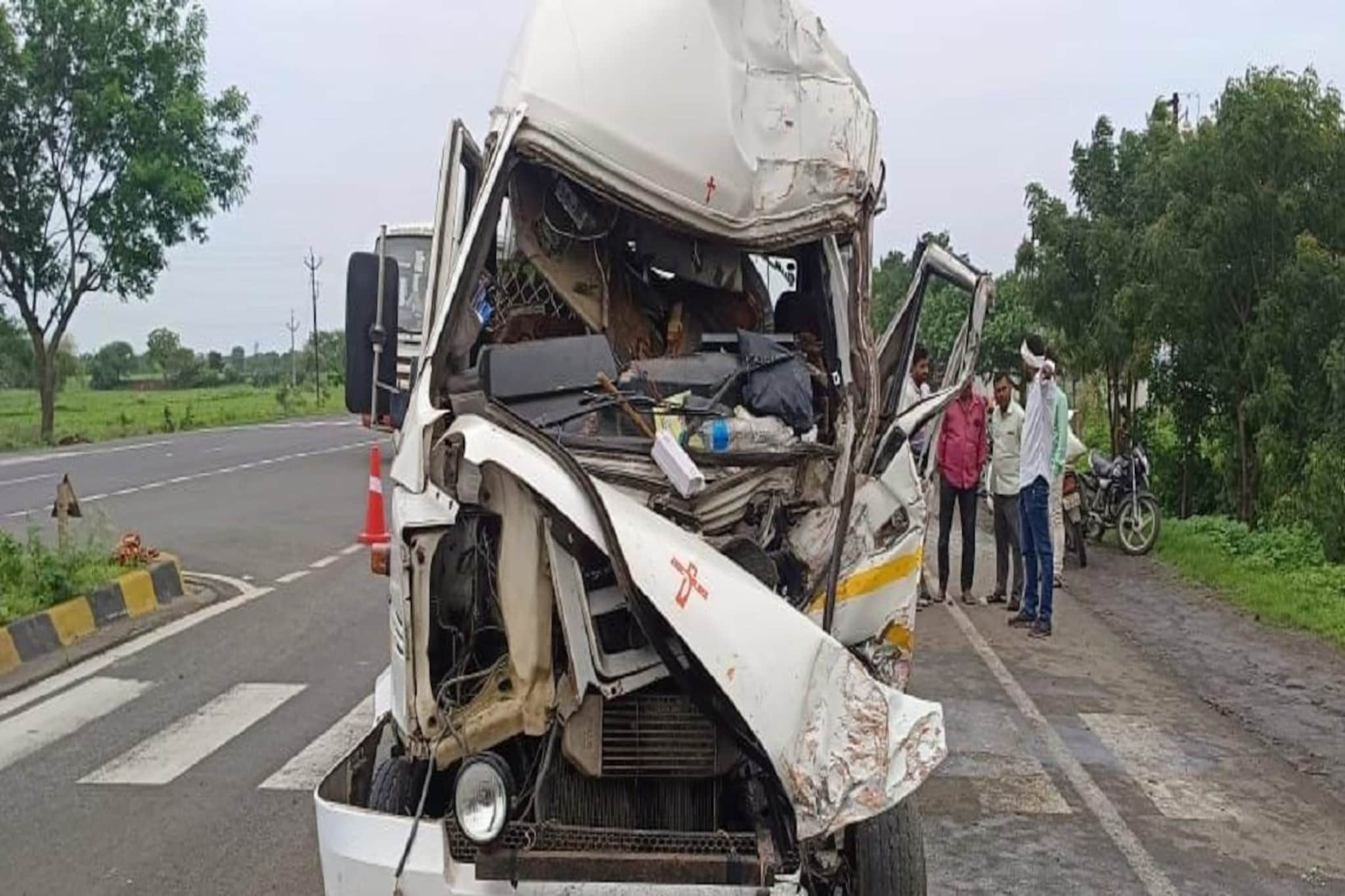 भाविकांना घेऊन जाणाऱ्या एसटी आणि मिनी बसची धडक, भीषण अपघाताचे PHOTO समोर