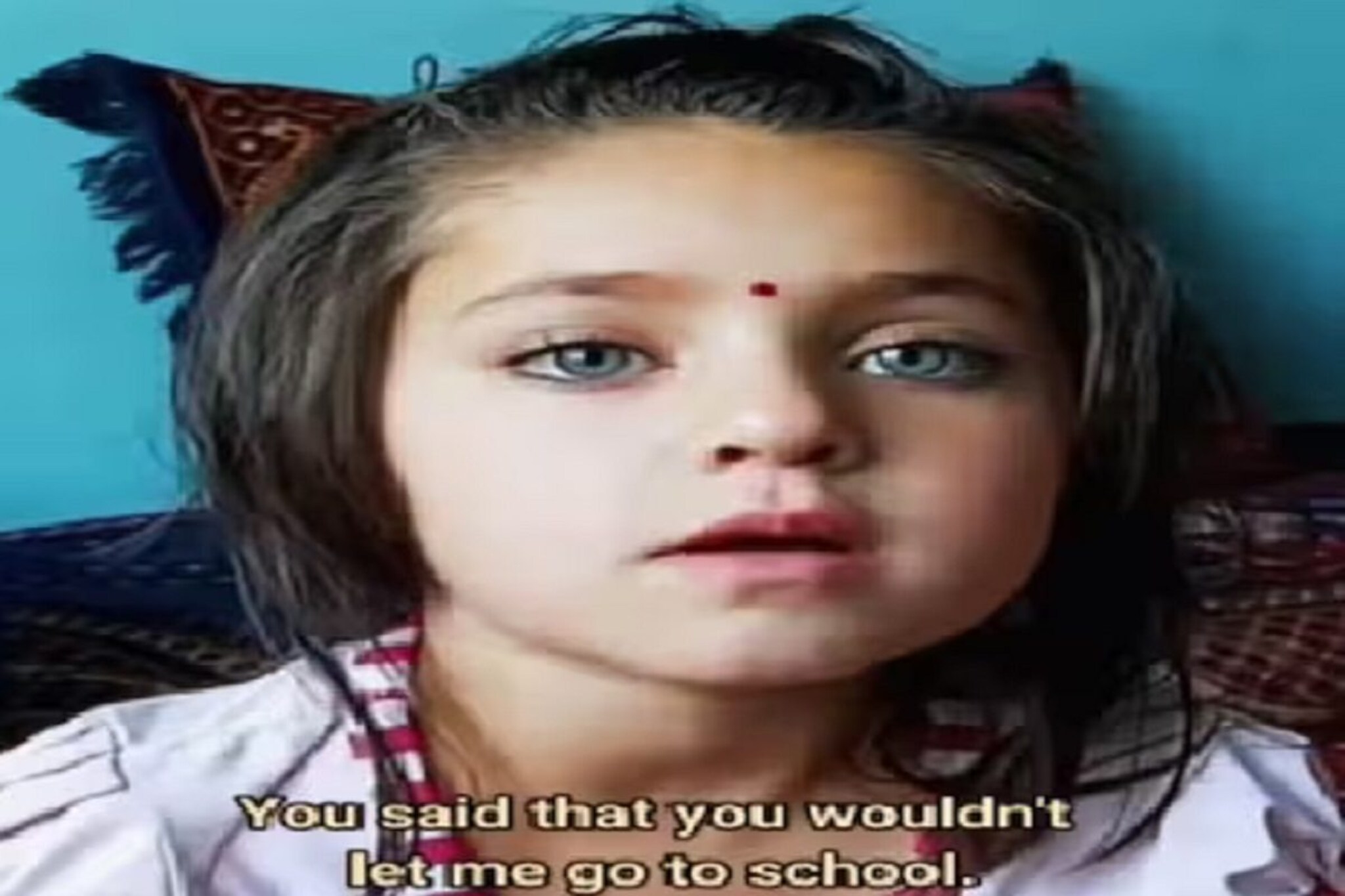 शिक्षणापासून वंचित ठेवणाऱ्या वडिलांना अफगाण मुलीने दिलं 'हे' उत्तर; VIDEO VIRAL