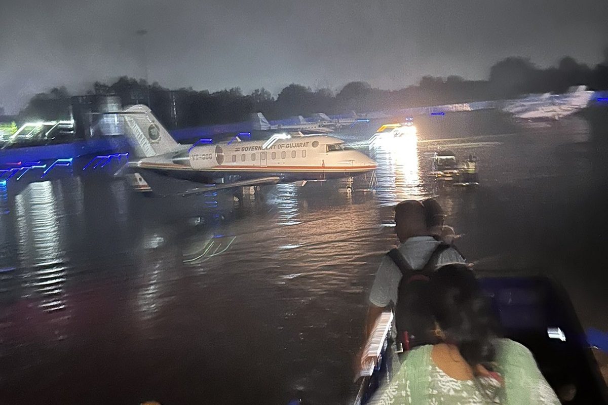 अहमदाबाद विमानतळावर पाणी