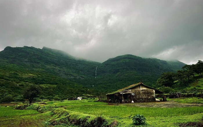 अकोले शहरापासून 54 किलोमीटर अंतरावर कळसुबाई हरिश्चंद्रगड अभयारण्य परिसरात कुमशेत हे गाव आहे.