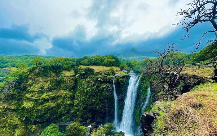 मुसळधार पाऊस पडत असल्याने गावातील आकर्षक दृश्ये पर्यटकांना आकर्षित करत आहेत. छोट मोठे ओढे, धबधबे प्रवाहित झाले आहेत.