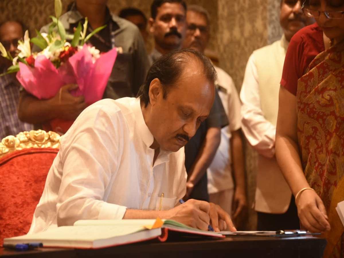 अजित पवार यांनी बंड करत उपमुख्यमंत्री पदाची शपथ घेतल्यानंर सोशल मीडियावर मीम्सचं वादळ आलं आहे.