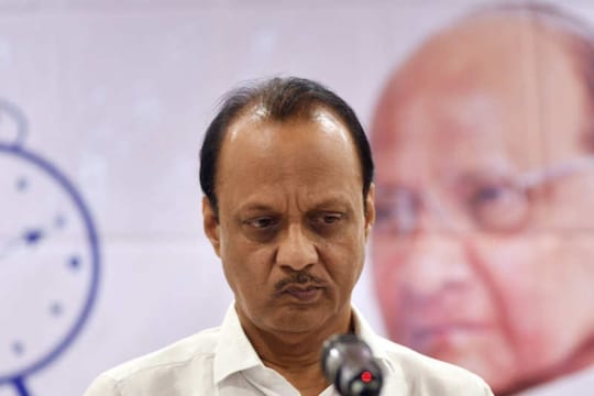 माझे पोस्टर लावू नका, शरद पवारांचा अजित पवारांना इशारा
