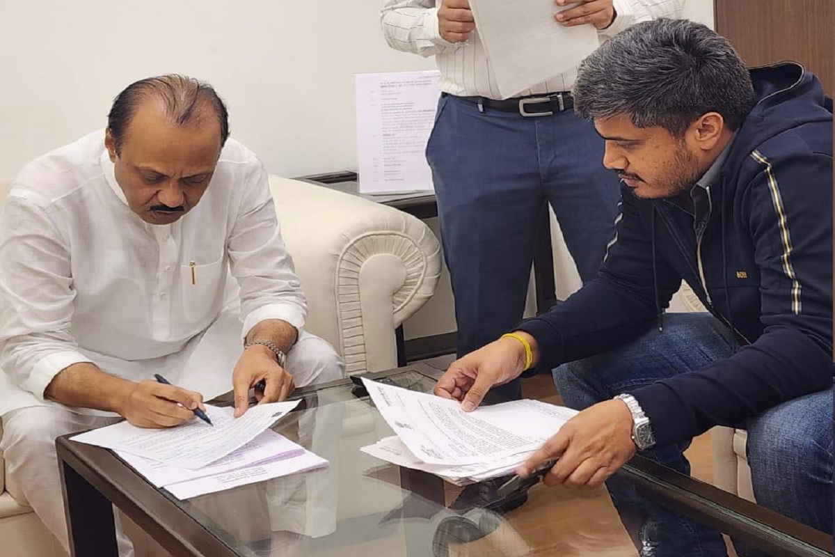 ( अजित पवार आणि रोहित पवार )