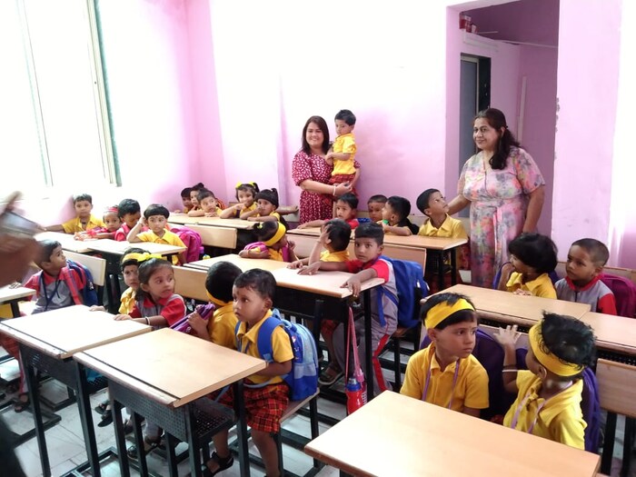  शाळेत अक्षयानं सगळ्या विद्यार्थ्यांची गप्पा मारल्या. त्यांच्यावर अभ्यास केला. अक्षयाबरोबर वेळ घालवण्यात मुलांचाही अर्धा वेळ निघून गेला.