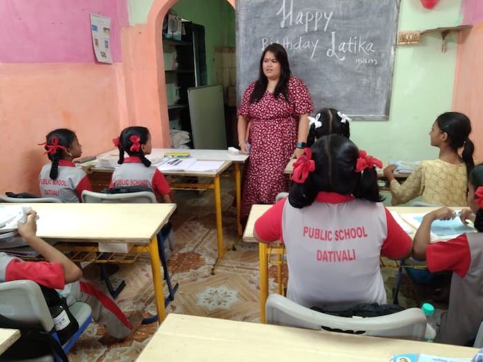  अक्षयाचा 28वा वाढदिवस साजरा करण्यासाठी ती कोणत्याही मोठ्या रेस्टॉरंटमध्ये नाही तर एका शाळेत गेली होती.