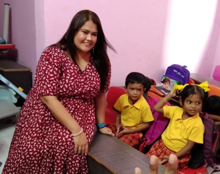  ठाणे तालुक्यातील डाटीवळी येथे एका वस्तीतील का पल्बिक स्कूलमध्ये अक्षयाने तिचा बर्थडे सेलिब्रेट केला. या शाळेत बर्थडे सेलिब्रेट करण्याचं कारणही अक्षयाने तिच्या पोस्टमध्ये सांगितलं.