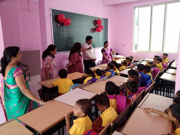  अक्षया म्हणाली, "या शाळेत फार गरीब घरांतील मुलं येतात आणि अनेकदा त्यांना शाळेत येण्याचा कंटाळा येतो. अशावेळी जेव्हा आपण त्यांना भेटायला जातो. सेलिब्रेशन करतो तेव्हा त्यांना तितकंच मोटिवेशन मिळायला लागतं".