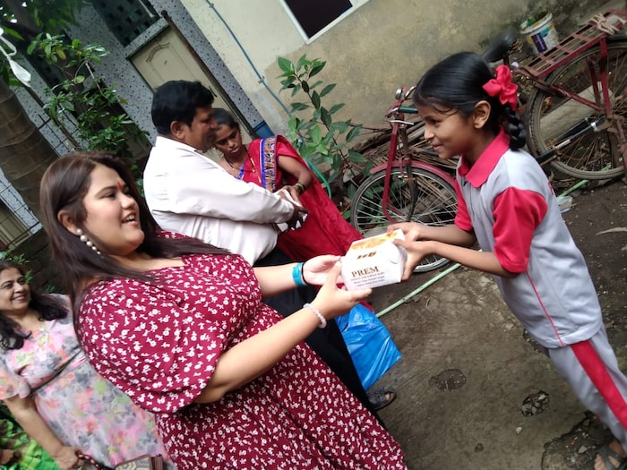  "माझ्या वाढदिवसानिमित्त मी आव्हान करते, तुम्ही किमान एक मूल दत्तक घ्या. आपल्या एका वेळेच्या पार्टीचा जो खर्च होतो, तो त्या मुलांची वर्षाभराची फी असते. नक्की विचार करा", असं अक्षयाने शेवटी म्हटलं आहे.