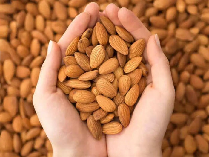 बदाम खाल्ल्याने अनेक पोषणमूल्यं मिळतात. बुद्धी आणि केसांसाठी बदाम उपयुक्त असतात, तसेच ते चेहऱ्याच्या त्वचेसाठीही फायदेशीर असतात. बदाम आणि संत्रं एकत्र वाटून घ्या. हे मिश्रण अर्धा तास चेहऱ्यावर लावा. त्यानंतर चेहरा धुवा. यामुळे मुरमं, पुटकुळ्यांचे डाग कमी होतील आणि चेहरा तजेलदार दिसेल.