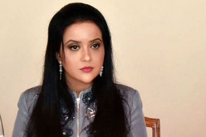 अमृता फडणवीस यांनी नुकतेच काही फोटो सोशल मीडियावर शेअर केले आहेत जे सध्या सोशल मीडियावर धुमाकूळ घालतायेत. 